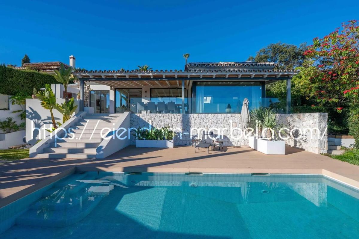 Sale of independent chalet in Barrio Elviria, Marbella
 photo 2