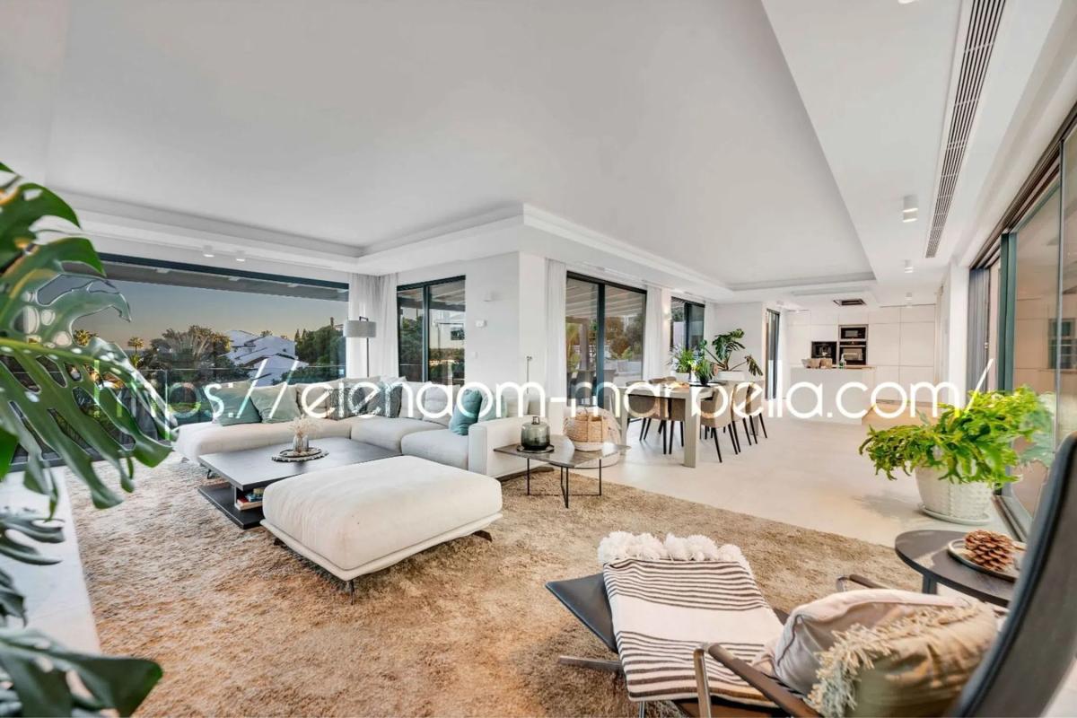 Sale of independent chalet in Barrio Elviria, Marbella
 photo 3
