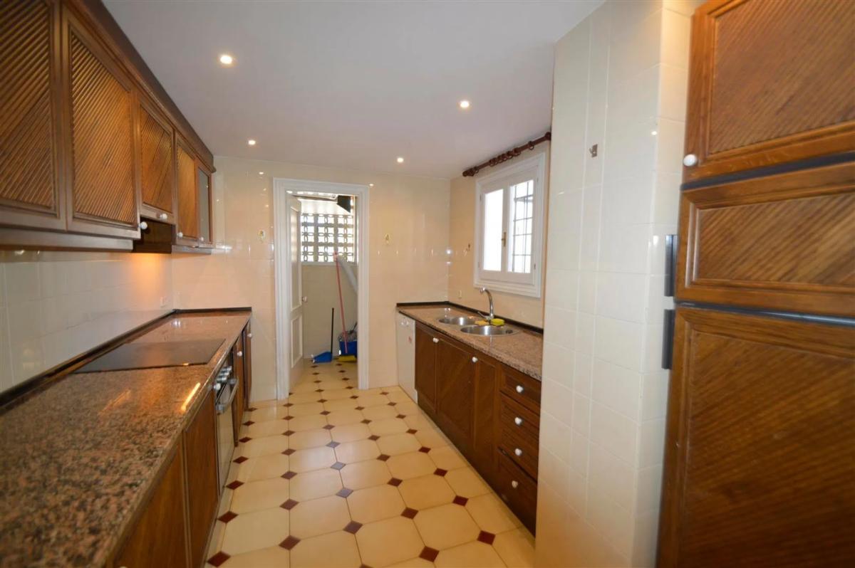 Продажа квартиры на Lugar Urbanizacion Jardines de las Golondrinas, 1 C, Марбелла
 photo 2
