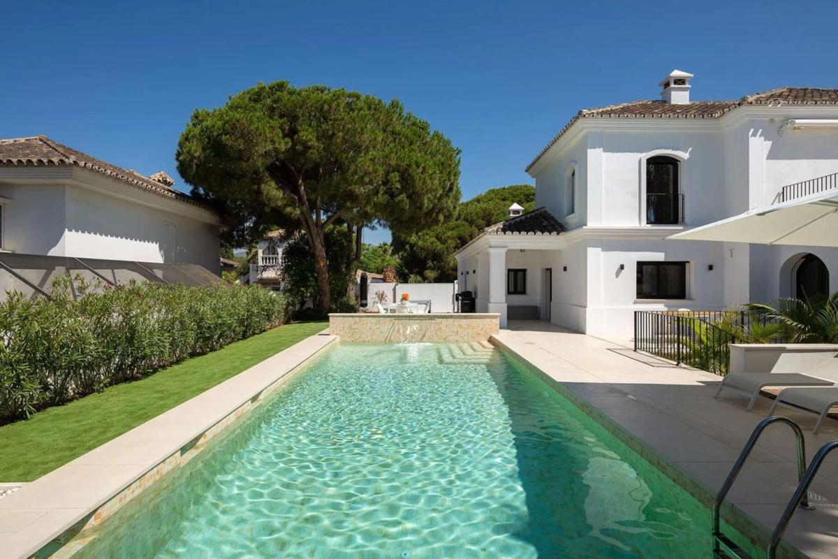 Sale of independent chalet in Avenida Aragon, Marbella
photo 1