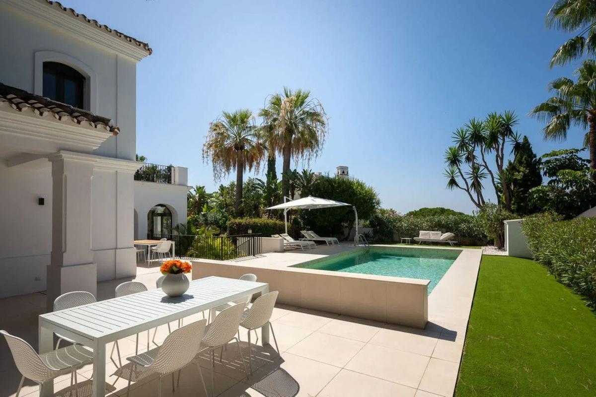 Sale of independent chalet in Avenida Aragon, Marbella
photo 2