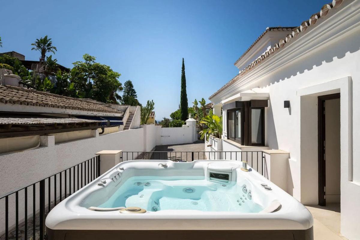 Sale of independent chalet in Avenida Aragon, Marbella
photo 4