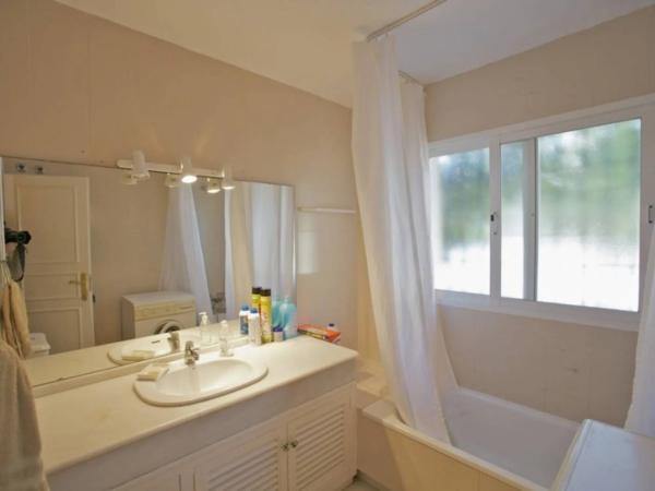 Independent chalet for sale in Urbanización Parque Elviria, Marbella
photo 1