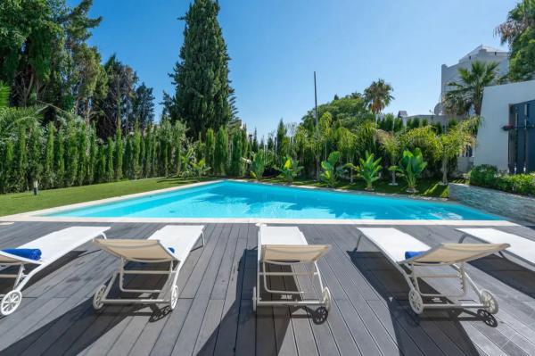 Independent chalet for sale in Avenida Benajarafe, Marbella
photo 1