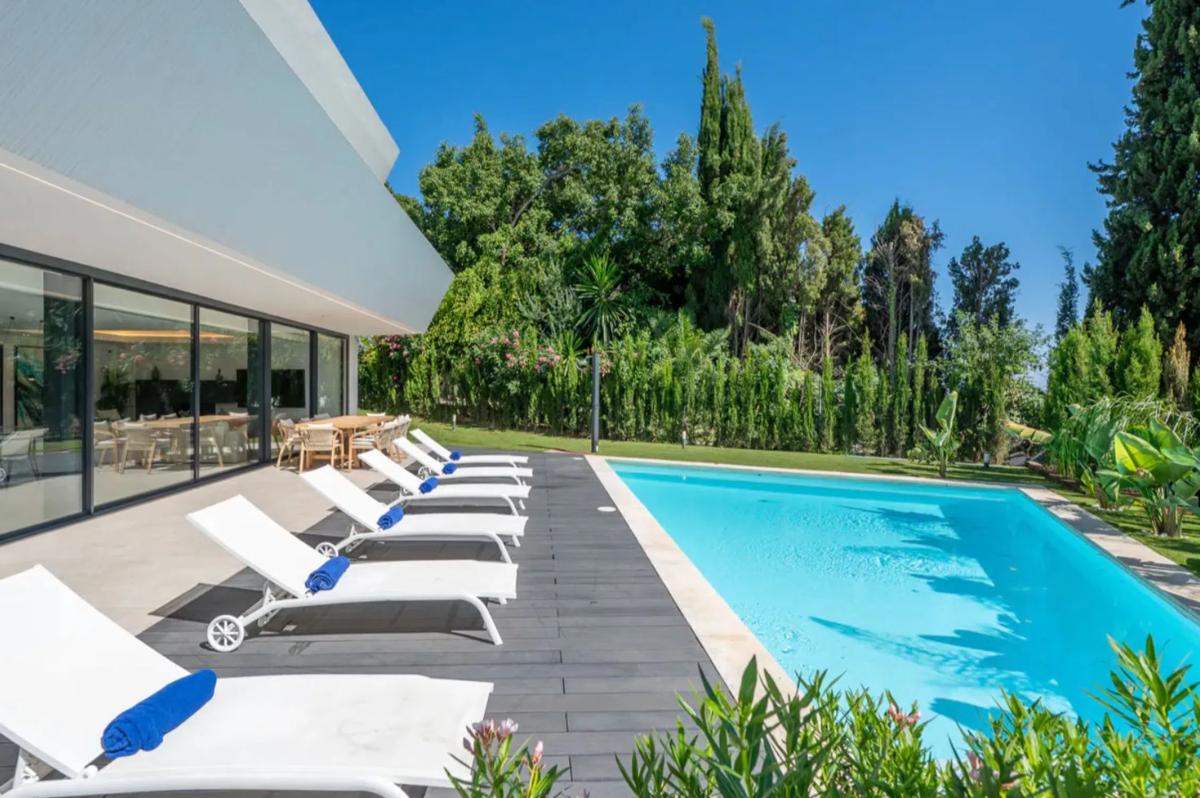 Sale of independent chalet in Avenida Benajarafe, Marbella
photo 2