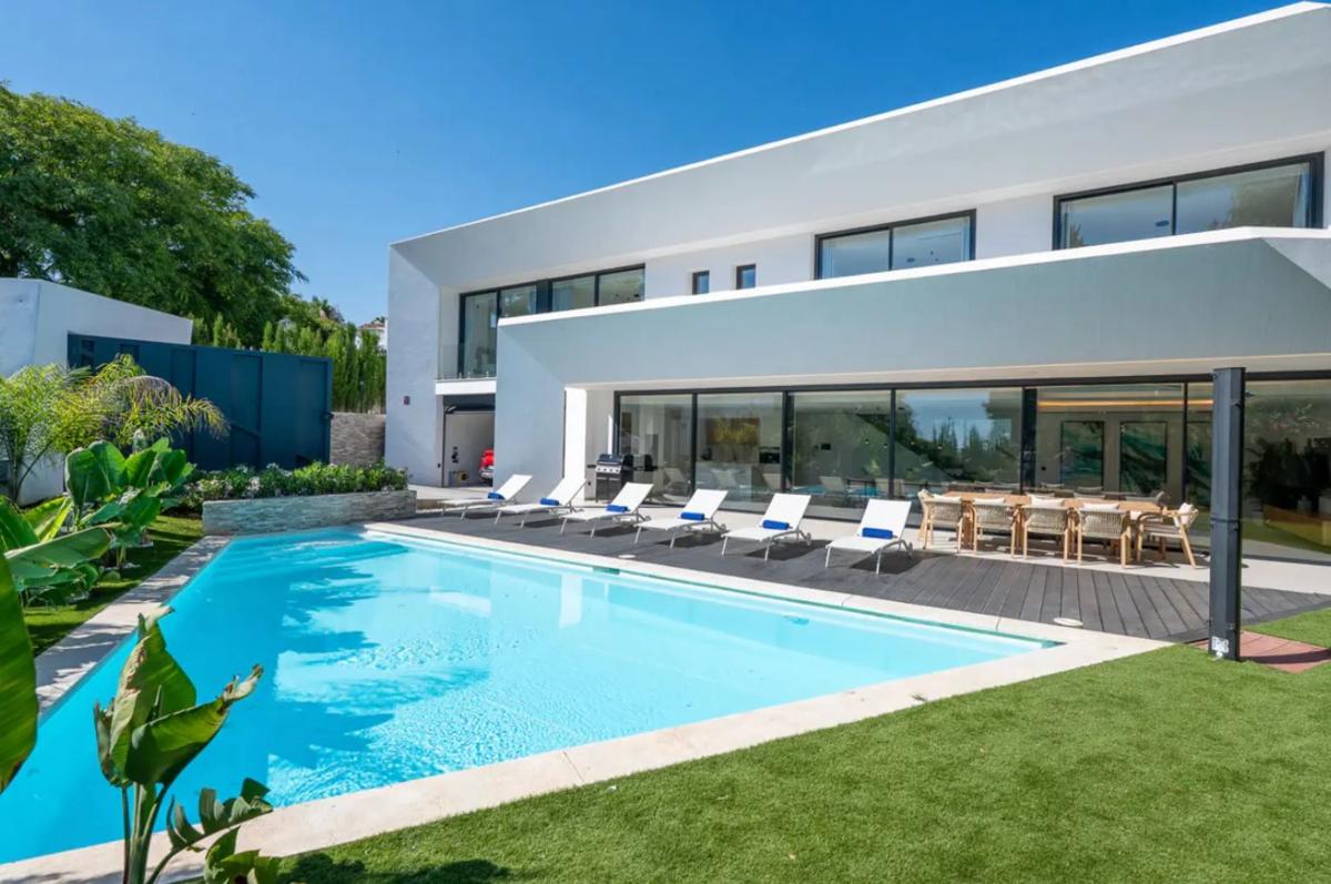 Sale of independent chalet in Avenida Benajarafe, Marbella
photo 3