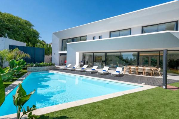 Independent chalet for sale in Avenida Benajarafe, Marbella
thumbnail 2