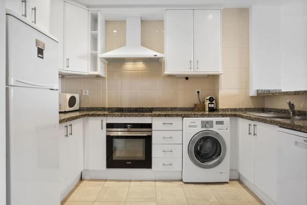 Piso en venta en Barrio Elviria, Marbella
photo 1