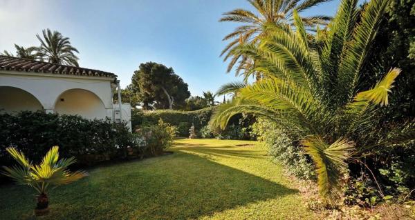Chalet wolnostojący na sprzedaż w Calle Fuerteventura, Marbella thumbnail 2