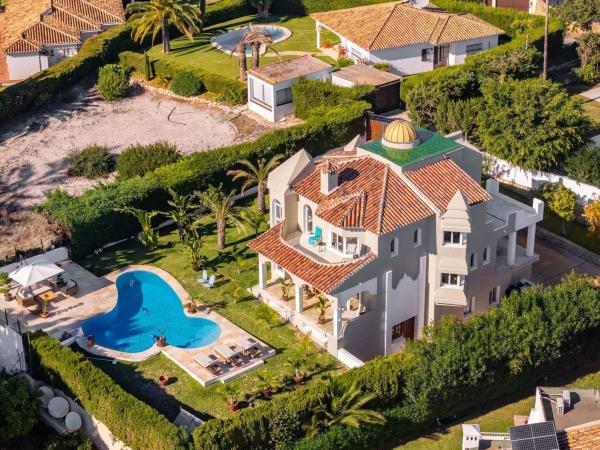 Independent chalet for sale in Paseo del Uruguay, Marbella
photo 1