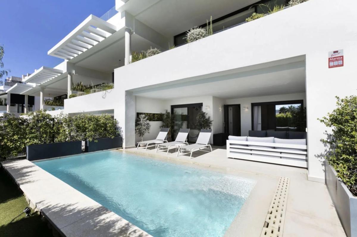 Venta de chalet adosado en Barrio Cabopino-Artola , Marbella photo 1