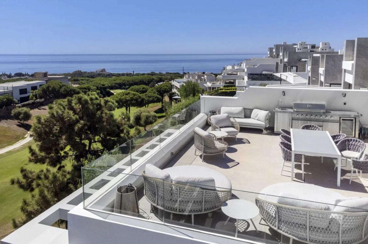 Venta de chalet adosado en Barrio Cabopino-Artola , Marbella photo 3