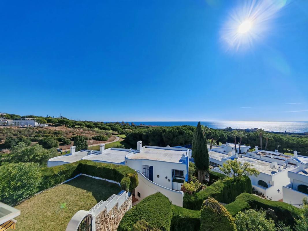 Venta de chalet adosado en  Barrio Cabopino-Artola , Marbella photo 2