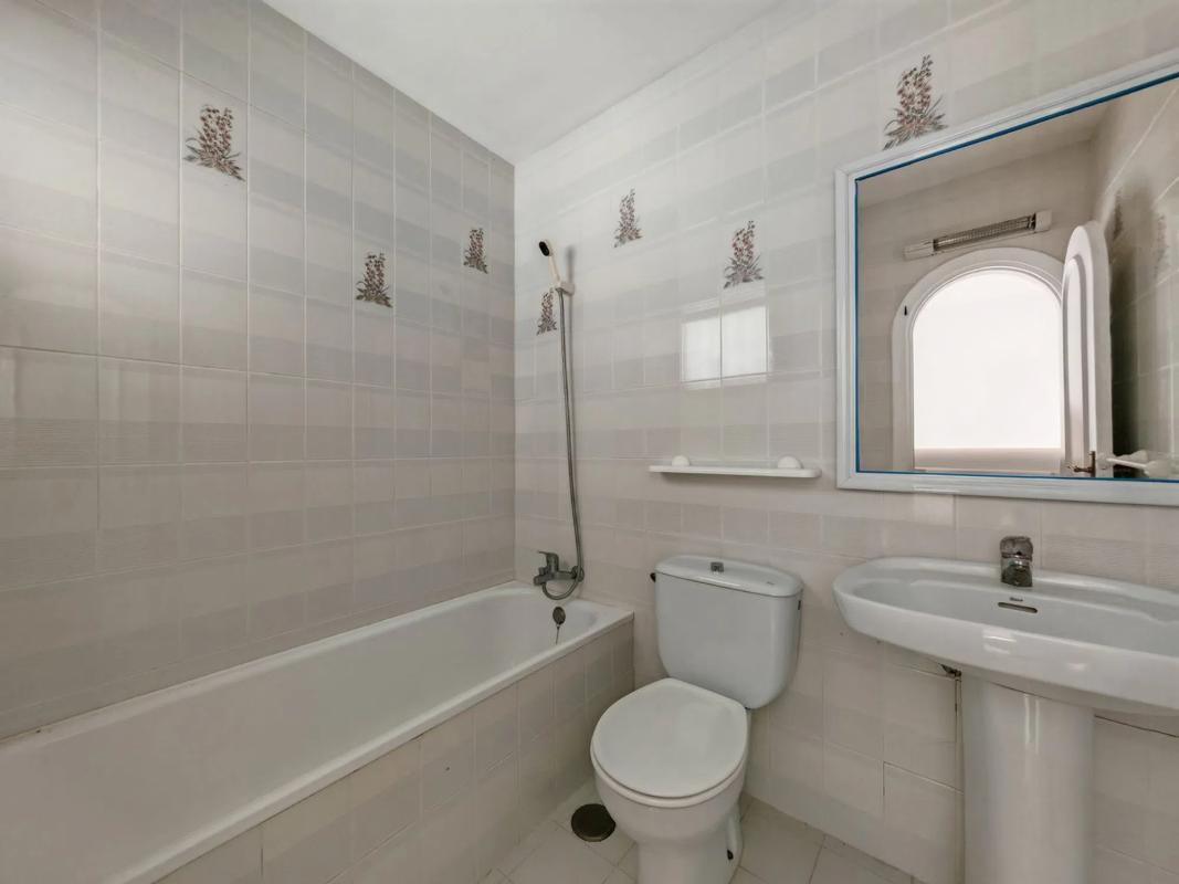 Venta de chalet adosado en  Barrio Cabopino-Artola , Marbella photo 4