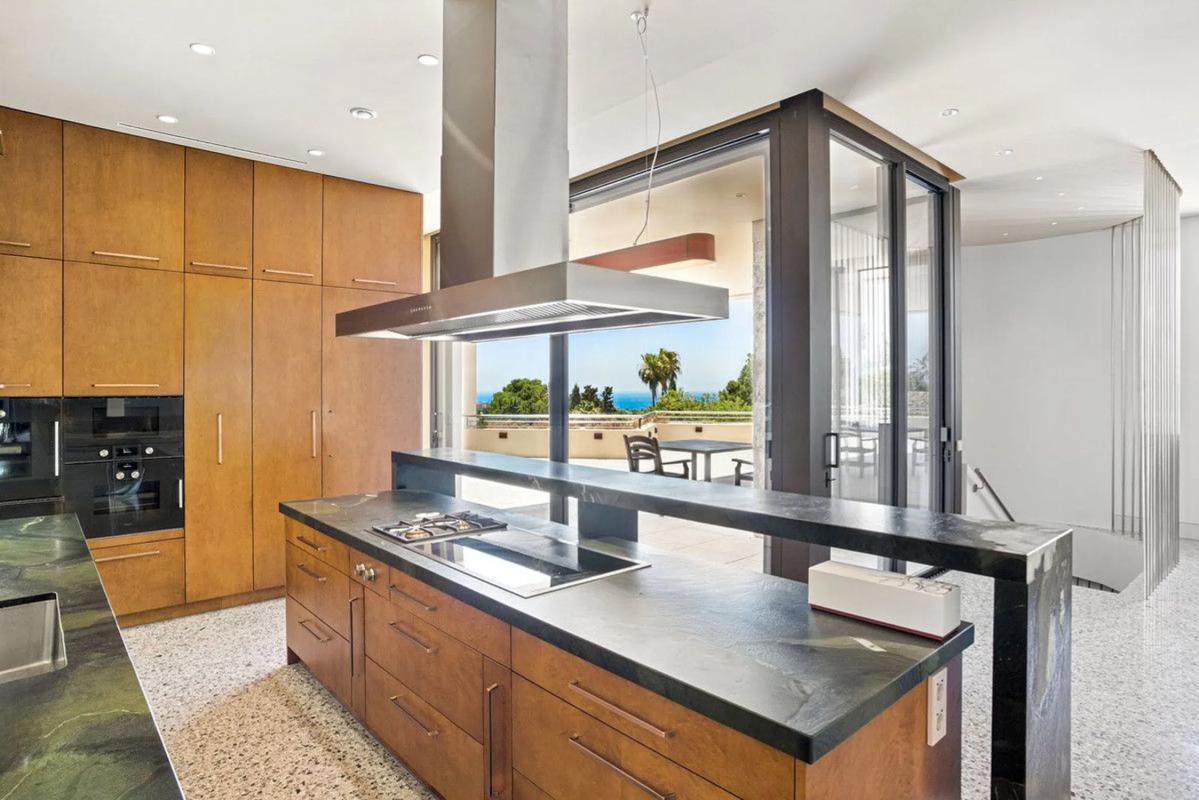 Sale of independent chalet in Barrio Elviria, Marbella
 photo 2