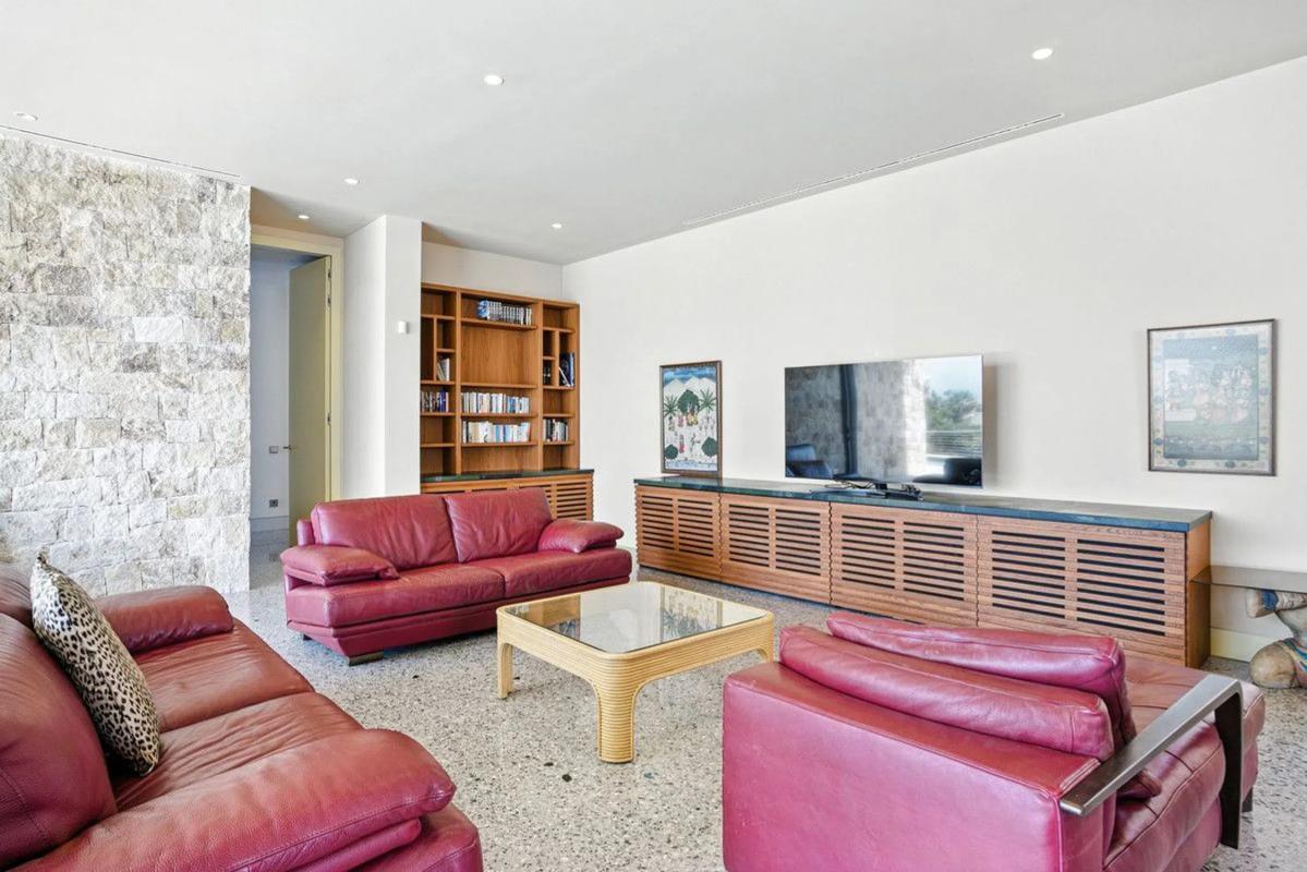 Sale of independent chalet in Barrio Elviria, Marbella
 photo 3