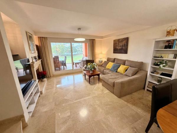 Chalet adosado en venta en Avenida de los Alisos , Marbella photo 1