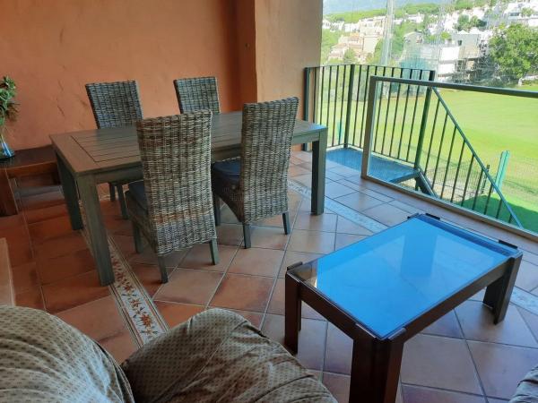 Chalet adosado en venta en Avenida de los Alisos , Marbella thumbnail 2