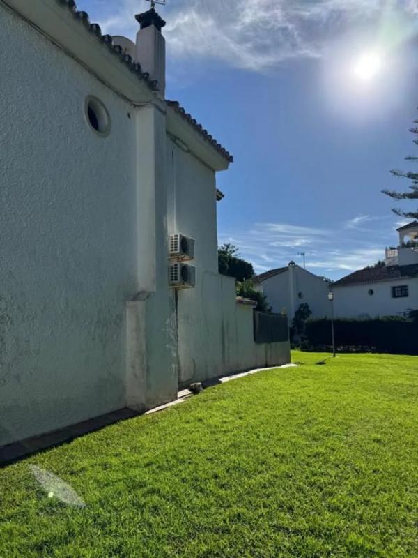 Venta de chalet adosado en Calle Joaquín Rodrigo , Marbella photo 3