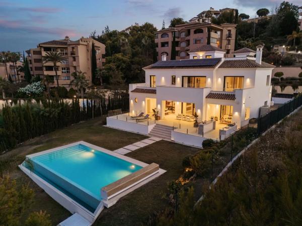 Chalet wolnostojący na sprzedaż w Barrio Elviria, Marbella photo 1
