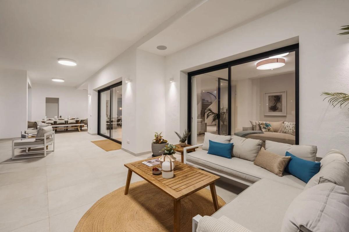 Sale of independent chalet in Barrio Elviria, Marbella
 photo 2