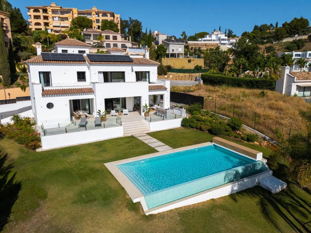 Sale of independent chalet in Barrio Elviria, Marbella
 photo 5