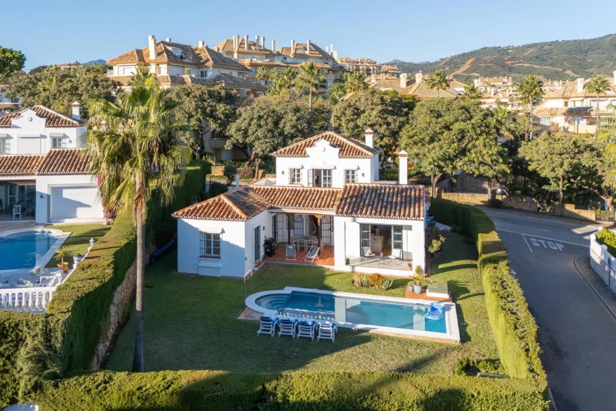 Sale of independent chalet in Barrio Elviria, Marbella
photo 1