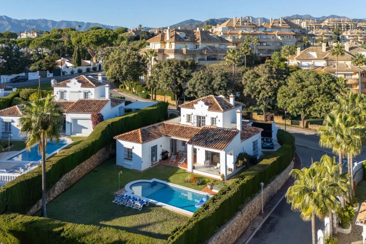 Sale of independent chalet in Barrio Elviria, Marbella
photo 2