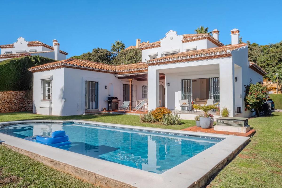 Sale of independent chalet in Barrio Elviria, Marbella
photo 3