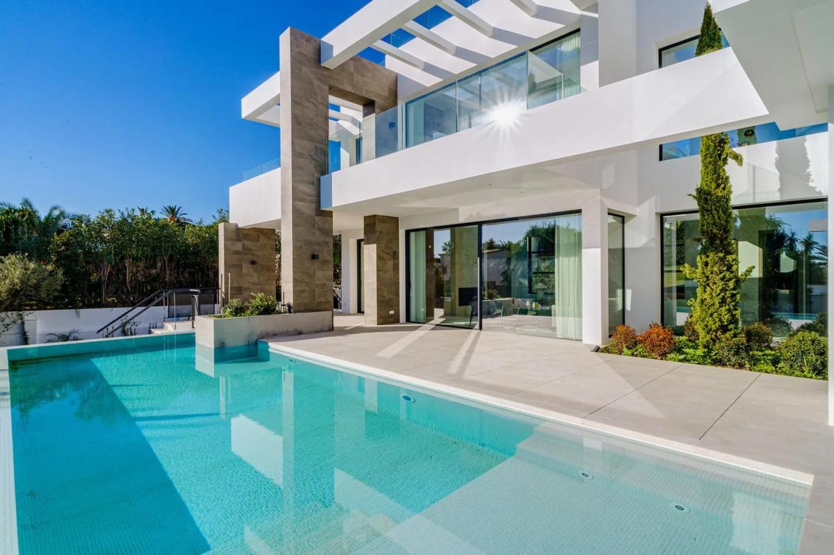 Venta de chalet independiente en Avenida Cataluña, Marbella
photo 1