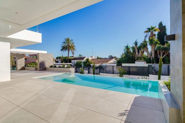 Chalet wolnostojący na sprzedaż w Avenida Cataluña, Marbella thumbnail 2