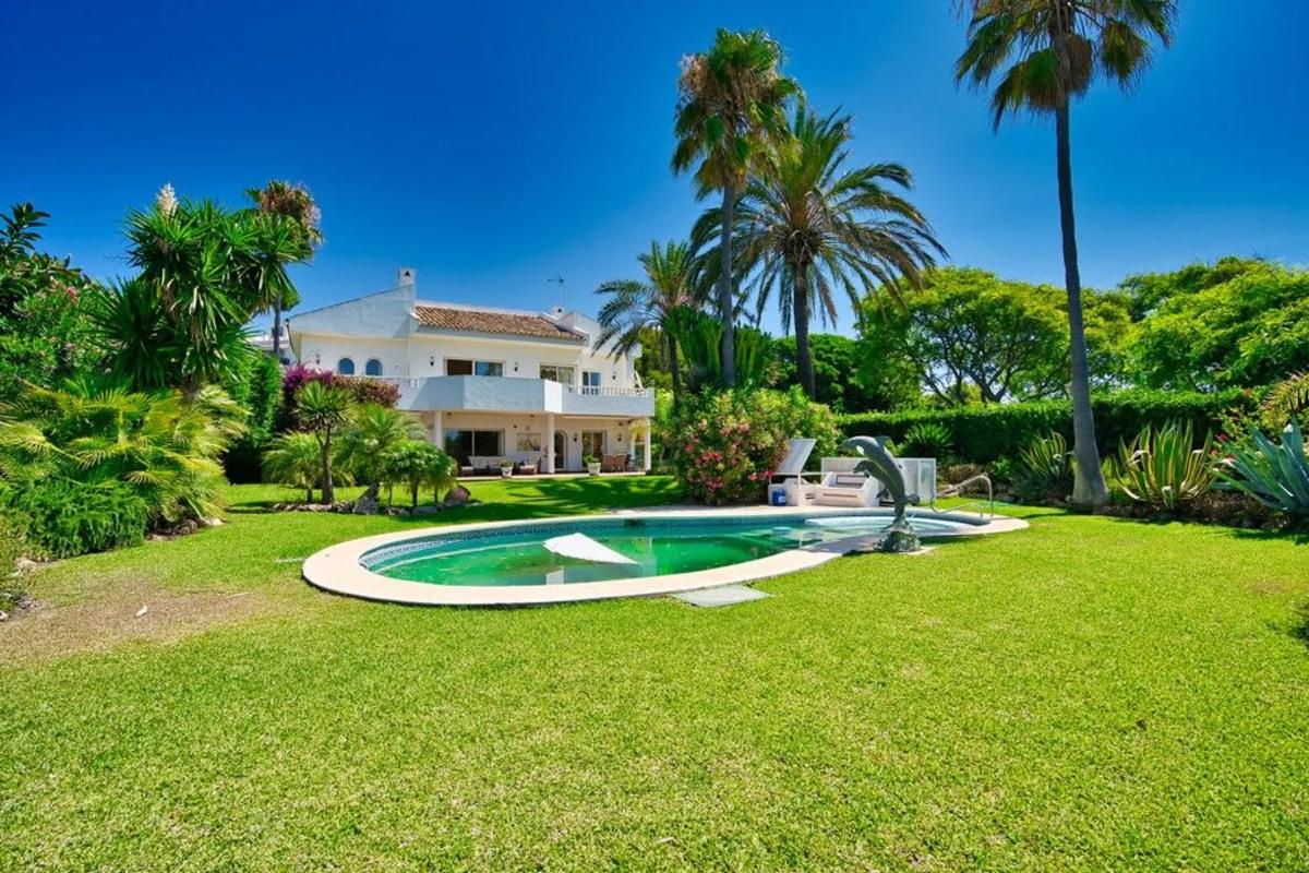 Sale of independent chalet in Barrio Romana Playa, Marbella
 photo 2