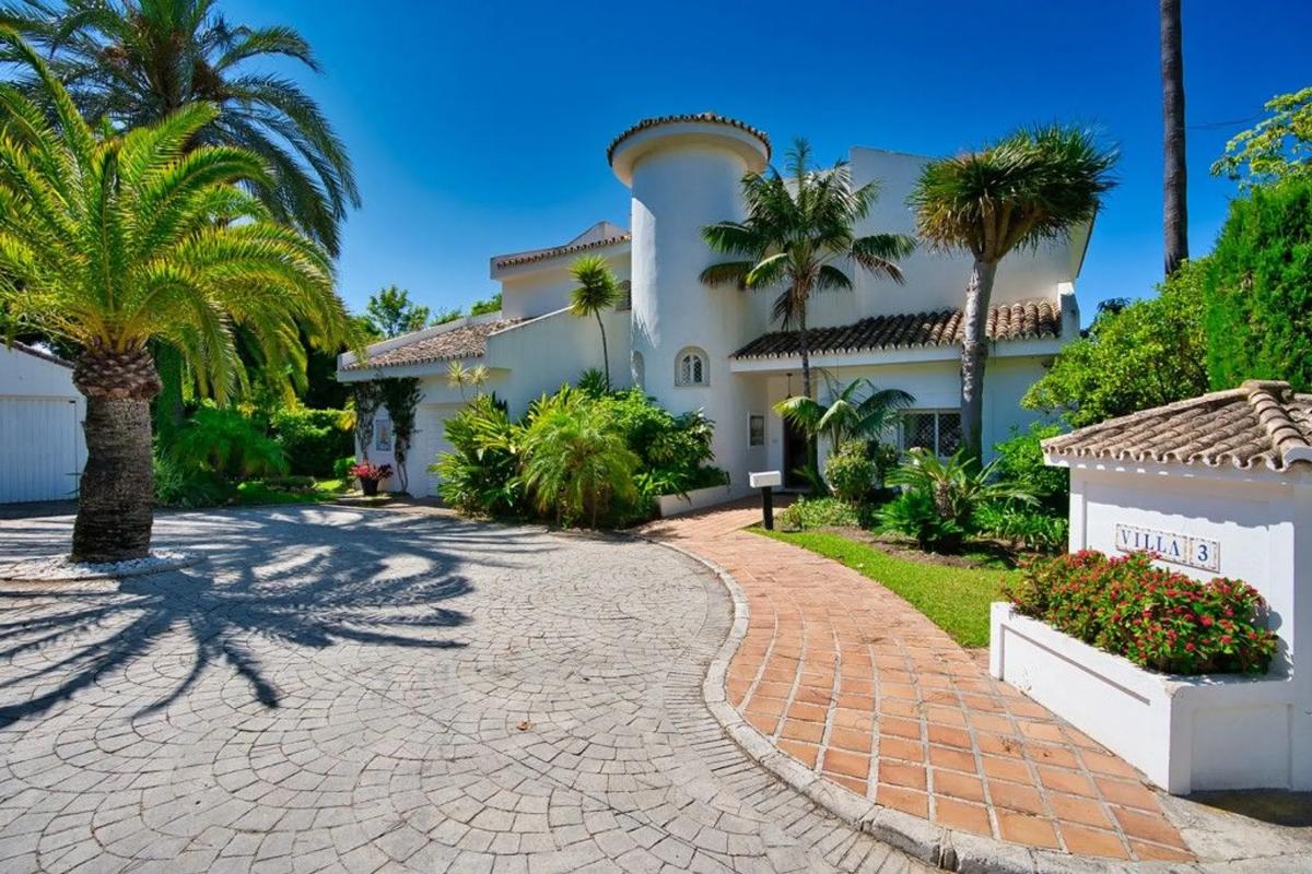 Sale of independent chalet in Barrio Romana Playa, Marbella
 photo 3