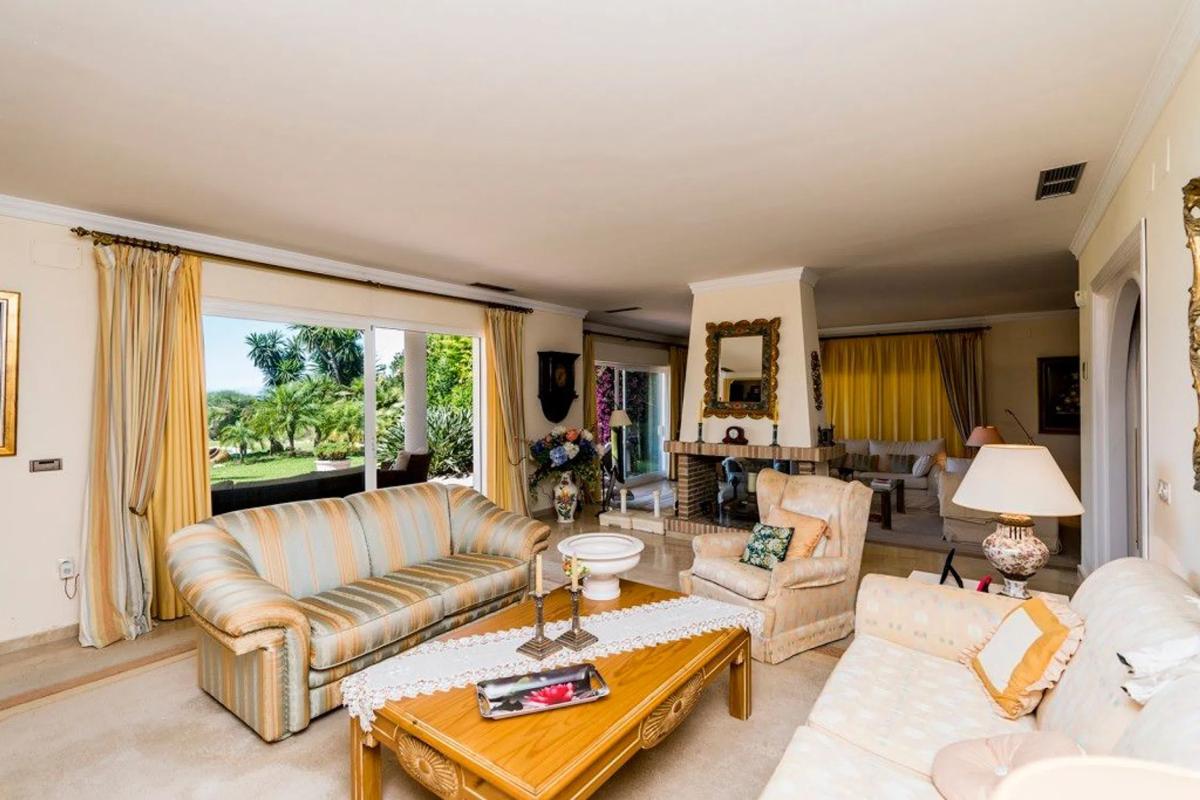 Sale of independent chalet in Barrio Romana Playa, Marbella
 photo 5