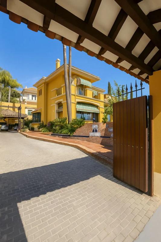 Sale of independent chalet in Barrio Santa María, Marbella
photo 1