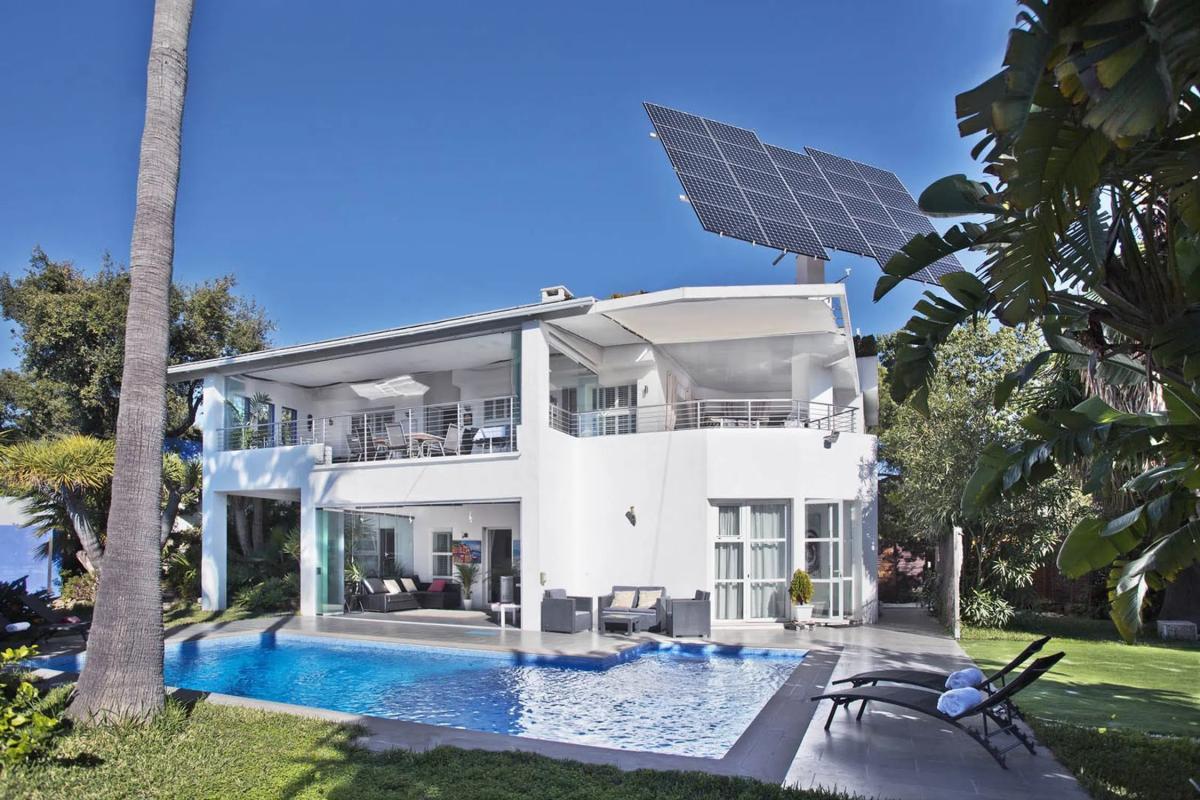 Sale of independent chalet in Barrio Elviria, Marbella
photo 1