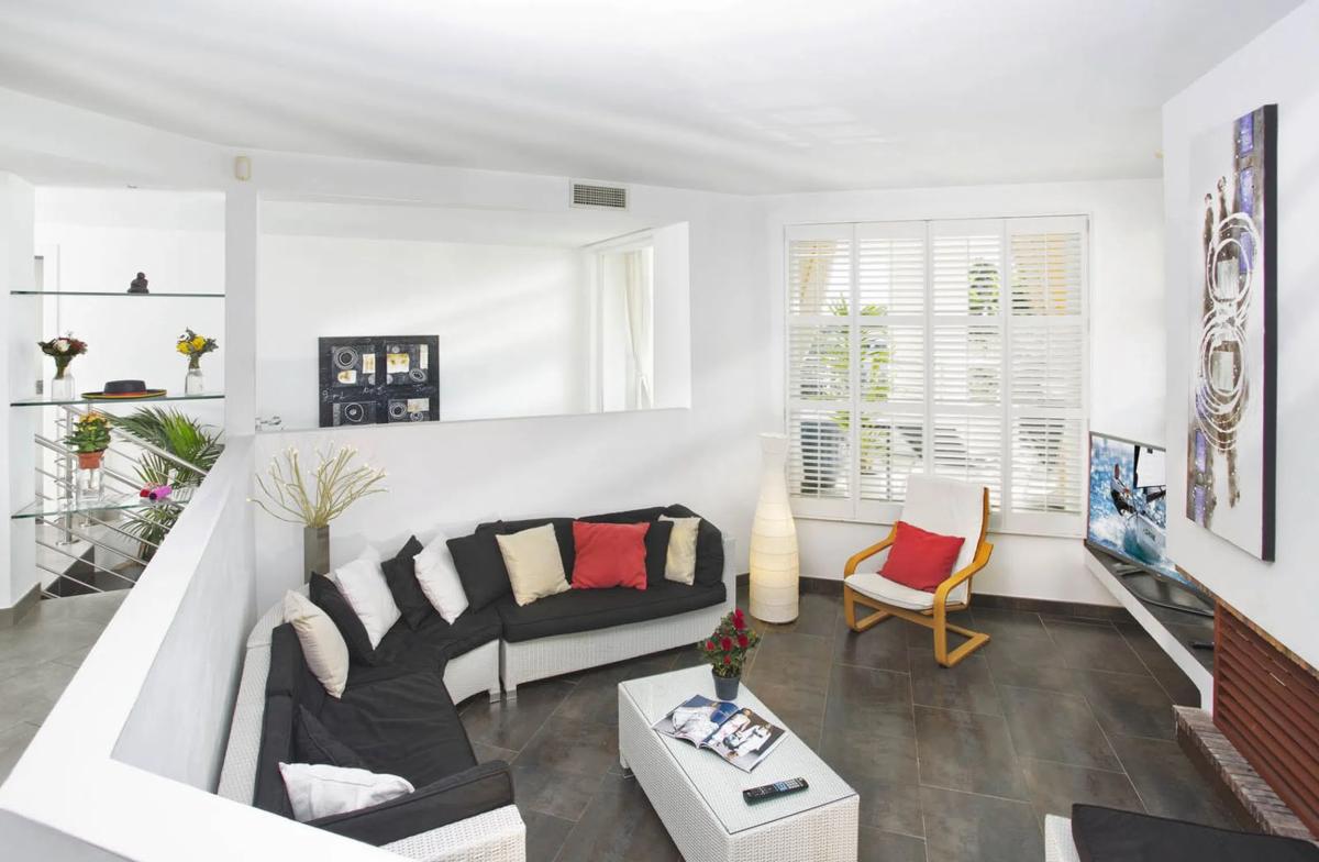 Sale of independent chalet in Barrio Elviria, Marbella
photo 2