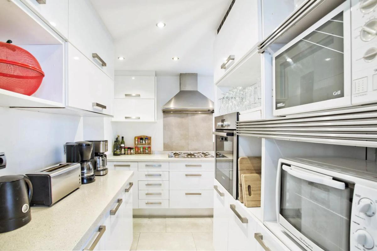 Sale of independent chalet in Barrio Elviria, Marbella
photo 3