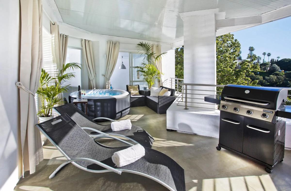 Sale of independent chalet in Barrio Elviria, Marbella
photo 4