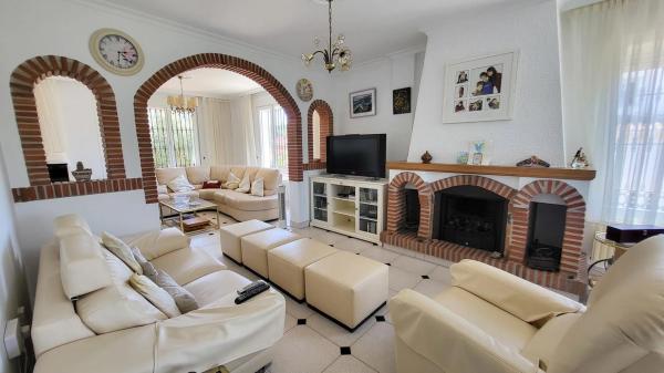 Chalet wolnostojący na sprzedaż w Barrio Elviria, Marbella thumbnail 1