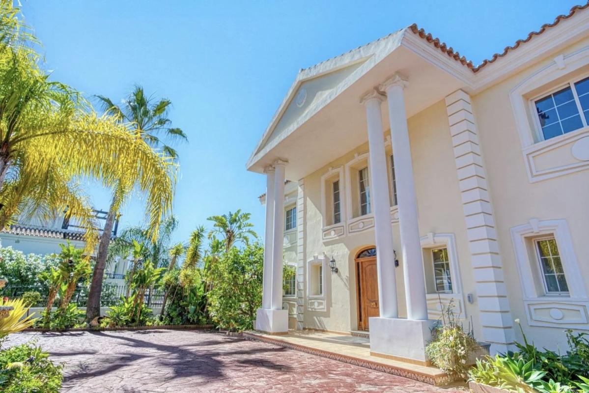 Продажа отдельного шале в Barrio Elviria, Марбелла photo 2