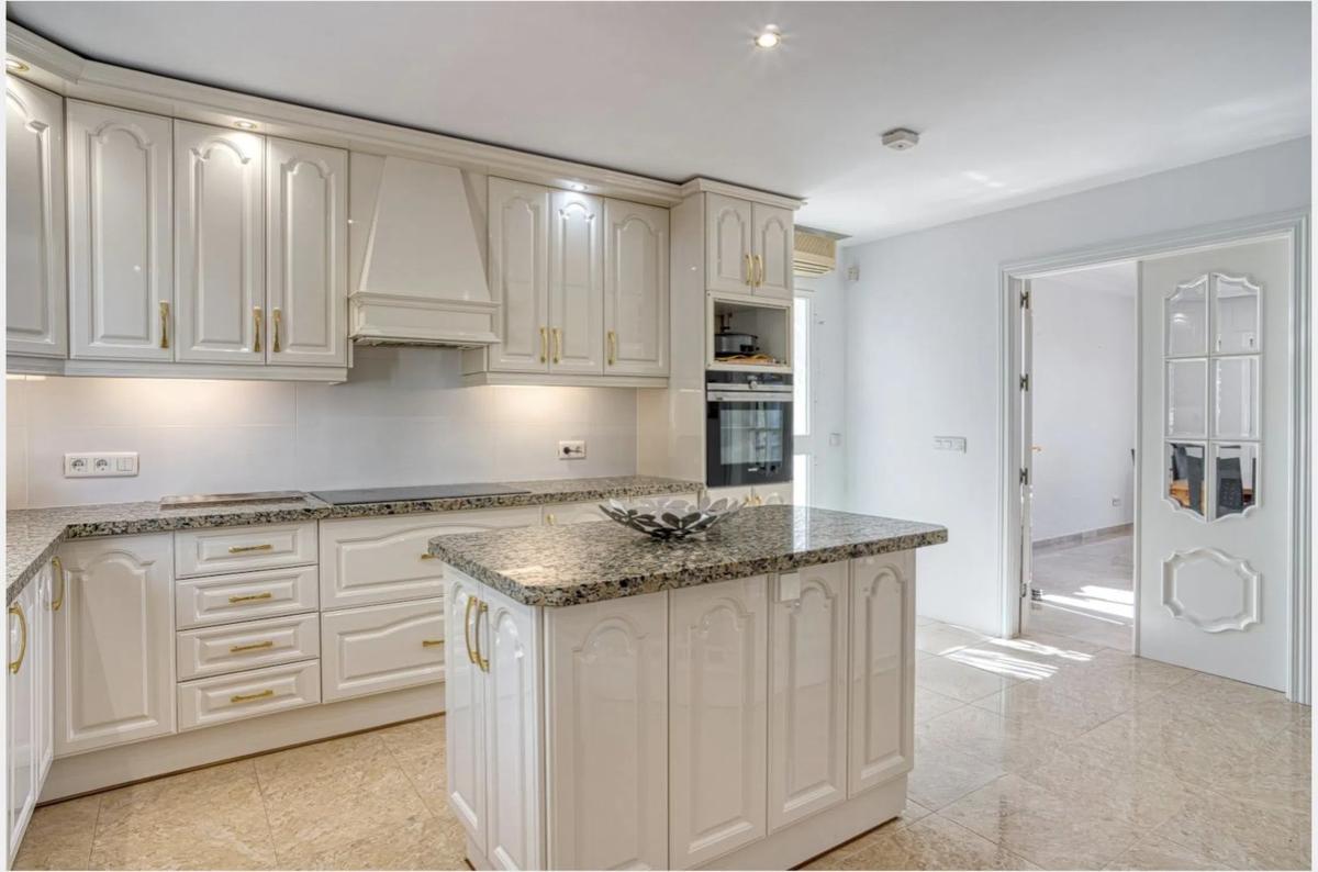 Продажа отдельного шале в Barrio Elviria, Марбелла photo 5