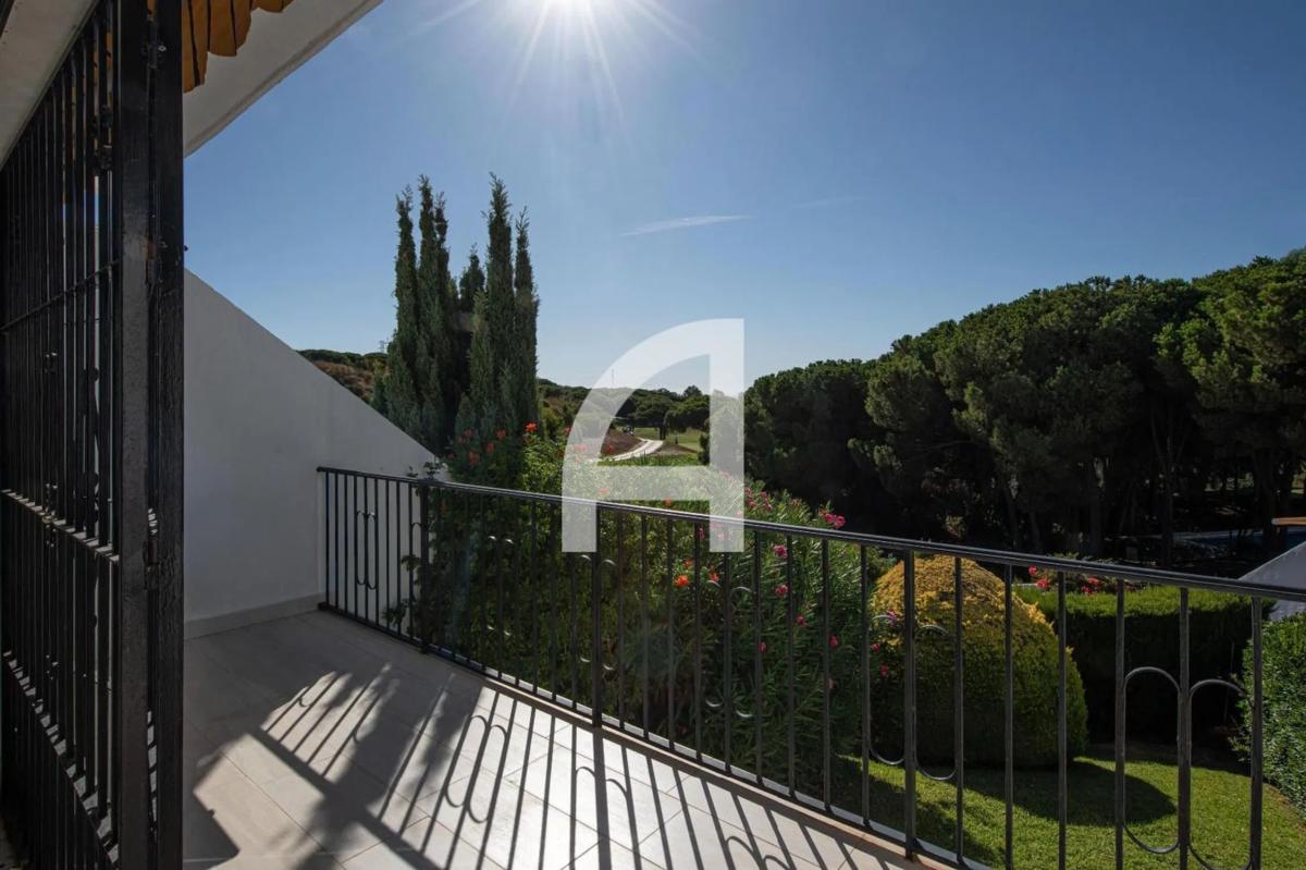 Venta de chalet adosado en  Avenida de los Acebos, 3 , Marbella photo 3