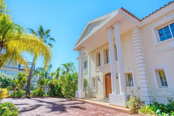 Chalet wolnostojący na sprzedaż w Urbanización Calle Ciudad de los Periodistas, Marbella photo 1