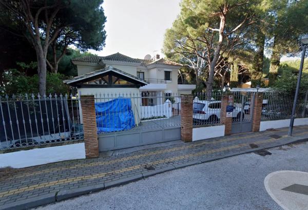 Chalet wolnostojący na sprzedaż w  CL ENEBRO-UR ALTOLA ALTA, 3, Marbella photo 1