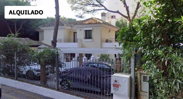 Chalet wolnostojący na sprzedaż w  Calle Enebro, Marbella photo 1