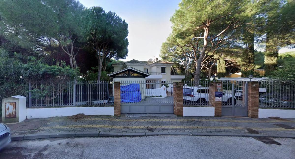 Sale of independent chalet in Calle Enebro, Marbella
 photo 2