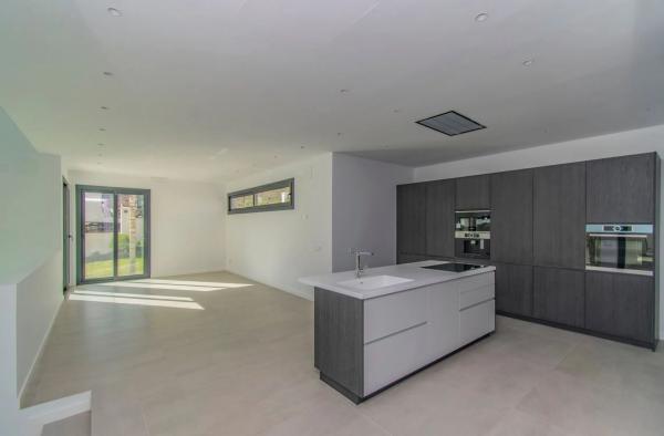 Chalet wolnostojący na sprzedaż w  Calle Internacional City, Marbella photo 4