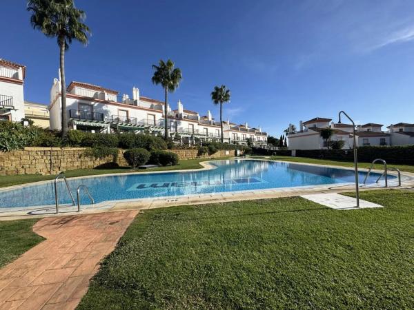 Dom szeregowy na sprzedaż w Urbanización Jardines del Puerto , Marbella photo 1