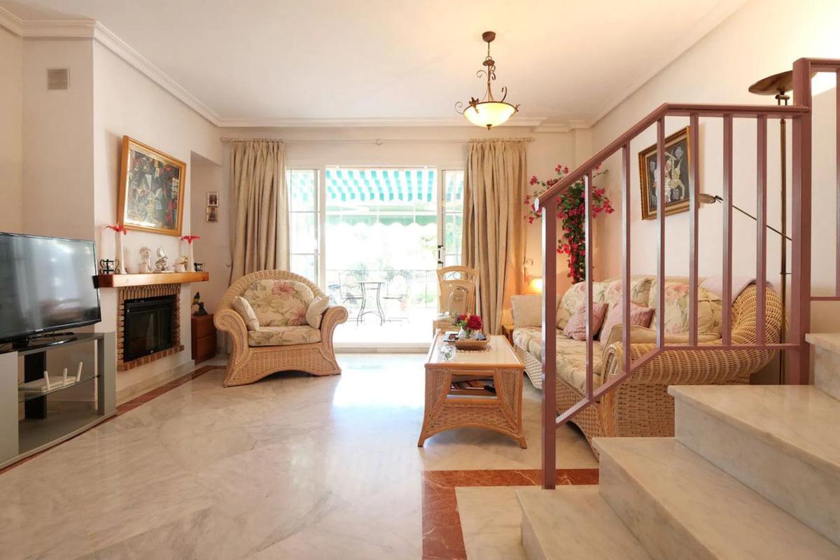Venta de chalet adosado en  Urbanización Jardines del Puerto , Marbella photo 2